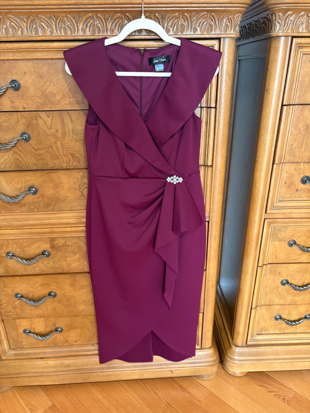 Jessica Howard Wine-Purple Sleeveless Midi Sheath Dress with Side Brooch Accent